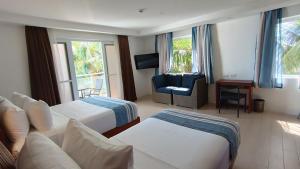 长滩岛Aira Boracay Hotel的酒店客房带两张床、一张沙发和椅子