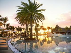 贝尔马尔LUX* Belle Mare Resort & Villas的棕榈树和游泳池的度假村