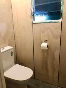 莫图伊卡Comfy at Ed's - 20 mins to Kaiteri & Abel Tasman的一间带卫生间和窗户的小浴室