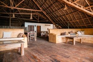 江比阿Raha Lodge Zanzibar Boutique Hotel的客厅配有两张沙发和一张桌子
