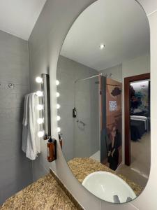 梅里达Hotel Paula Films Collection的一间带水槽和镜子的浴室