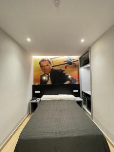 梅里达Hotel Paula Films Collection的卧室配有一张壁挂式海报的床