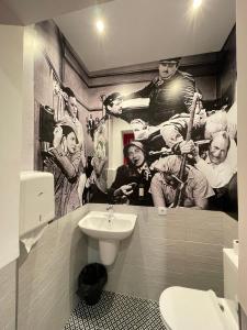 梅里达Hotel Paula Films Collection的浴室墙上挂着棒球队的壁画