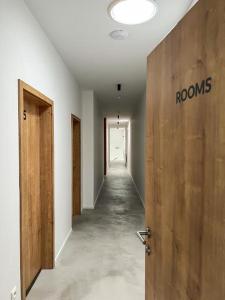 特尔纳瓦Penzión Elements的空的走廊,有房间,有门