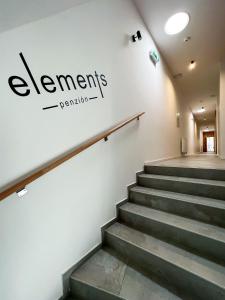 特尔纳瓦Penzión Elements的墙上有标志的楼梯