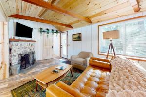 大熊湖Talmadge Pines的带沙发和壁炉的客厅