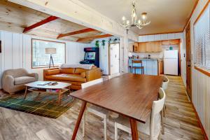 大熊湖Talmadge Pines的厨房以及带桌子和沙发的客厅。