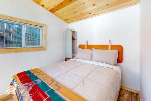 大熊湖Talmadge Pines的一间带床的卧室,位于带窗户的房间内