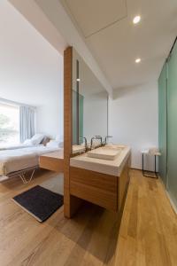 希贝尼克希贝尼克D度假酒店的一间带水槽、床和镜子的浴室