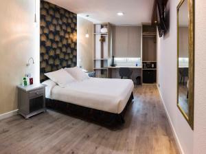 塞维利亚塞维利亚贝拉维斯塔酒店的酒店客房带一张床和一个厨房