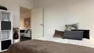 哥本哈根ApartmentInCopenhagen Apartment 1518的一间卧室设有一张床和一间客厅。