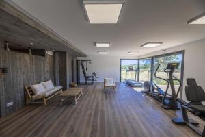 韦基奥圣露西港口Appartement Stella的健身房,配有跑步机和健身器材