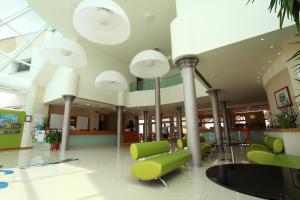 卡奥莱玛尔高尔夫酒店的医院大厅设有绿椅和灯