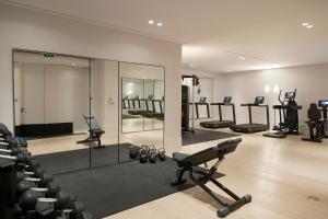奥诺斯Kalesma Mykonos的一个带镜子的健身房和一系列健身器材