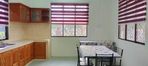 瓜拉丁加奴RZ Homestay的厨房配有桌椅和窗户。