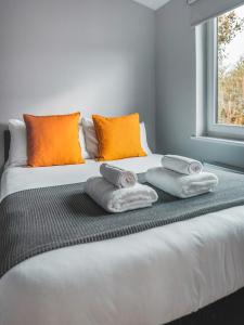 布罗德福德Broadford Lodges Skye的一间卧室配有带毛巾的床