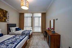 多哈Al Gassar Resort的酒店客房配有两张床和一张书桌
