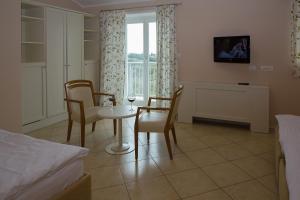 多博沃Hotel Kozana的一间卧室配有桌椅和窗户。