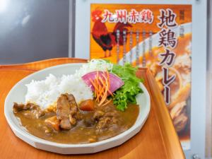 福冈Super Hotel Premier Hakataeki的饭,肉和蔬菜的盘子
