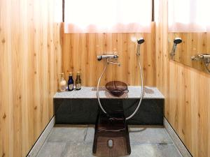 宫古岛宮古島 Guesthouse Re-Spect的带淋浴的浴室和木墙