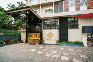 科钦Townbridge Hotels & Suites的享有大楼正面景致,设有餐厅