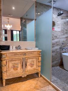 草屯镇宝旺莱6号花园酒店的一间带木制水槽和淋浴的浴室
