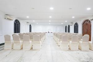 马哈巴利普拉姆Shelter Beach Resort的一间空房,配有白色的椅子和桌子
