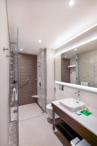 迪拜Hyatt Place Dubai Wasl District的浴室配有卫生间、盥洗盆和淋浴。