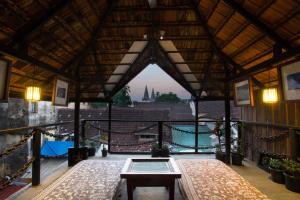 科钦尼亚缇精品山林小屋的从带桌子的建筑屋顶上可欣赏到风景