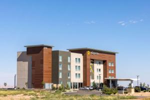 胡尔伯克La Quinta Inn & Suites by Wyndham Holbrook Petrified Forest的酒店前方的 ⁇ 染