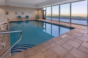 胡尔伯克La Quinta Inn & Suites by Wyndham Holbrook Petrified Forest的大楼内一个蓝色的大型游泳池