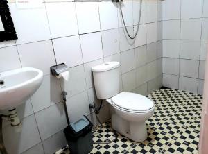 姆杜克瓦伦和一民宿的一间带卫生间和水槽的浴室