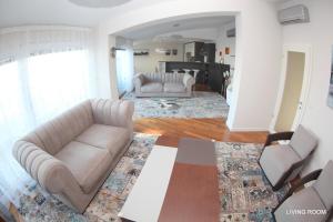 伊佐拉Luxury Marina View Apartment Izola的客厅配有两张沙发和一张桌子