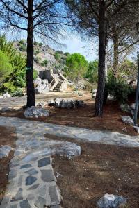 格拉茨莱马Camping TajoRodillo的一座树木繁茂的公园,一条石头路