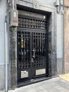 毕尔巴鄂Recién reformado junto a metro San Mamés的通往建筑物的黑色门,上面有标志