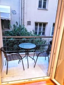 Lovely apartment in Athens center的阳台或露台