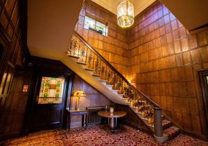 特伦特河畔斯托克上院酒店的楼梯,楼梯在建筑物里,房间里设有桌子
