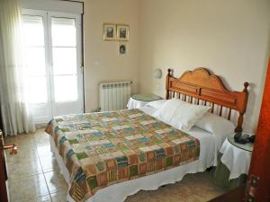 巴约讷罗姆铺拉丝酒店的一间卧室设有一张大床和一个窗户。