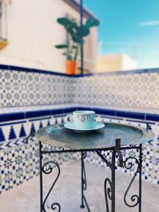 萨各夫雷纳Las Tres Hermanas的厨房里的茶几上一杯咖啡