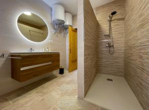 萨各夫雷纳Las Tres Hermanas的浴室配有盥洗盆和带镜子的淋浴