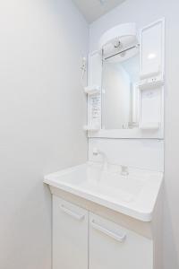 东京Mita Guest house - Vacation STAY 12100的白色的浴室设有水槽和镜子