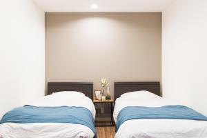 东京Mita Guest house - Vacation STAY 12100的卧室内两张并排的床