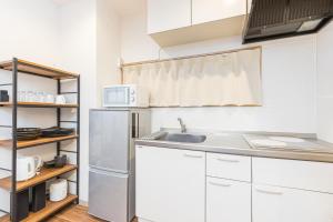 东京Mita Guest house - Vacation STAY 12100的厨房配有水槽和冰箱