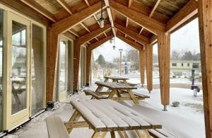 卡兰茨奥赫Panoramatent, in de natuur aan zee的雪上带野餐桌的带顶棚门廊