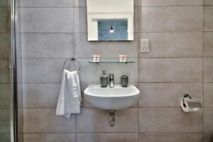 瓦莱塔Vallettastay Old Lodge Apartment 3的浴室设有白色水槽和镜子