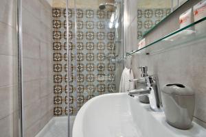 瓦莱塔Vallettastay Old Lodge Apartment 4的浴室配有白色水槽和淋浴。
