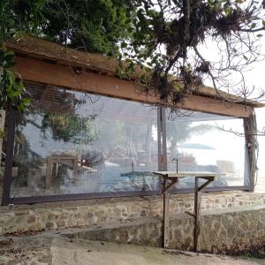 帕拉蒂REFUGIO na frente do mar em Ilha de Araujo的大楼一侧的大玻璃窗