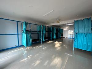 瓦尔卡拉Soul, Varkala - Black Beach的一间空房间,房间里布满蓝色窗帘