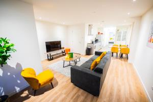 蒂尔Great 95m² Two-Bedroom Apartment的带沙发和黄色椅子的客厅