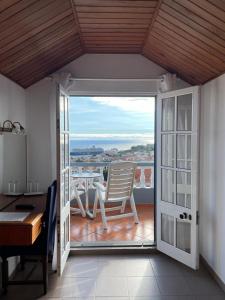 丰沙尔Valhalla Panorama - the old Residencial Pina的客房设有带桌椅的阳台。